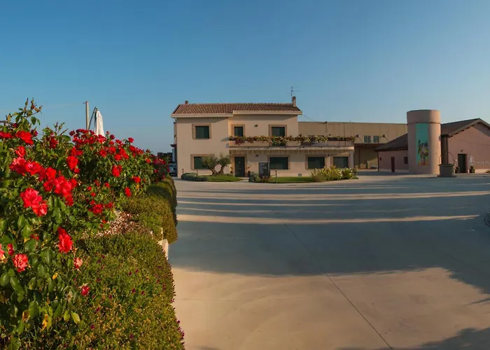 Tenuta Tre Gemme In Cantina- Renascenzia Santirene Κατάλυμα σε φάρμα *